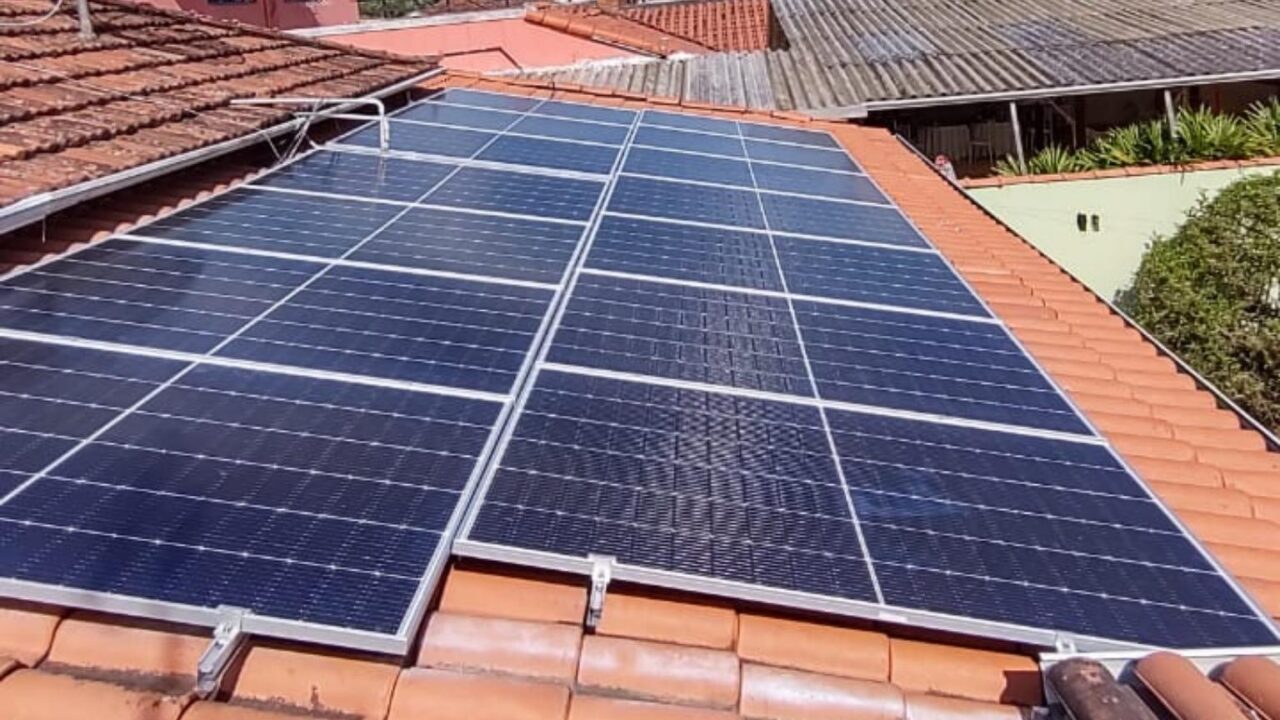 Sistema solar residencial em Resende — 6,09 kWp