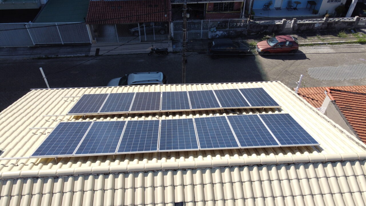 Sistema solar residencial em Resende — 6,09 kWp