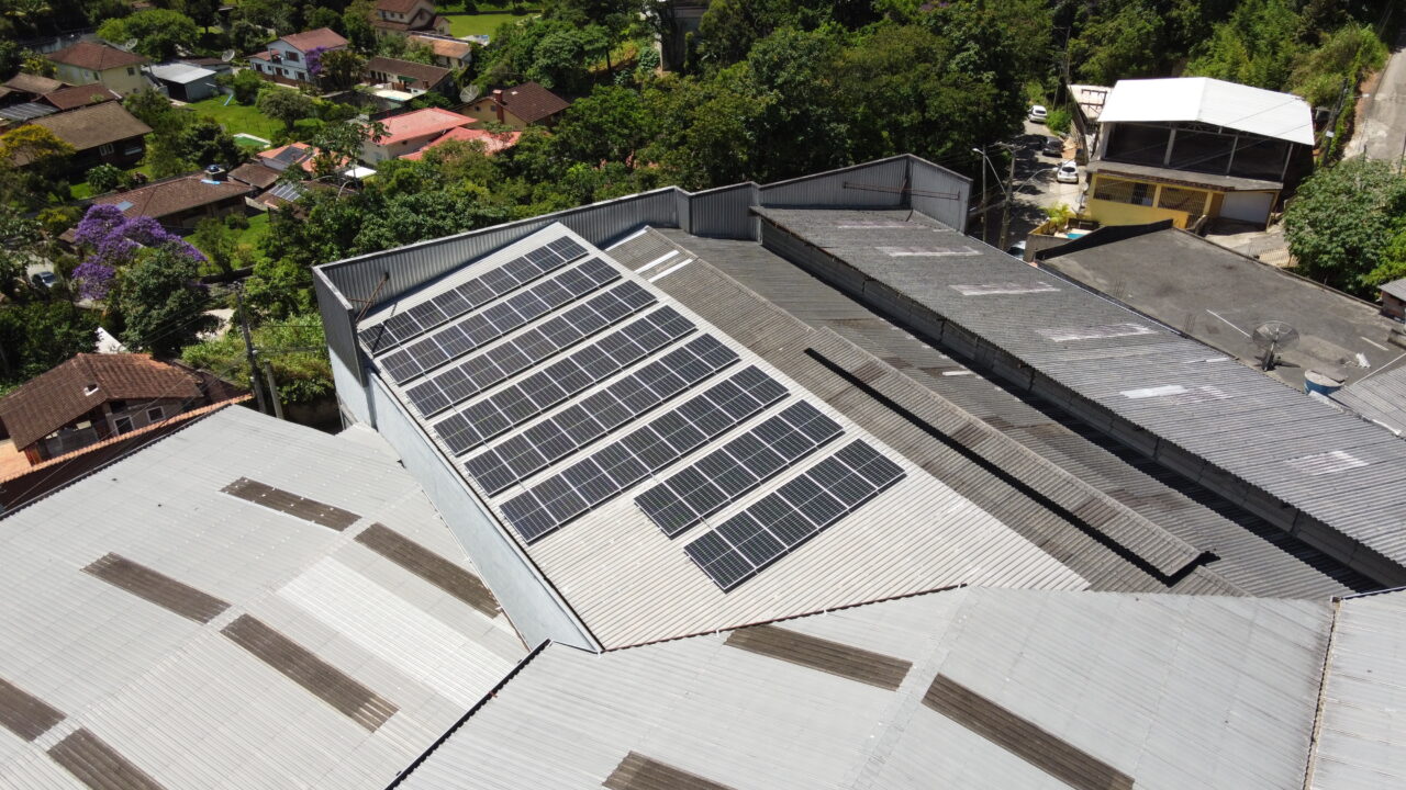 Sistema solar corporativo em Teresópolis — 66,78 kWp